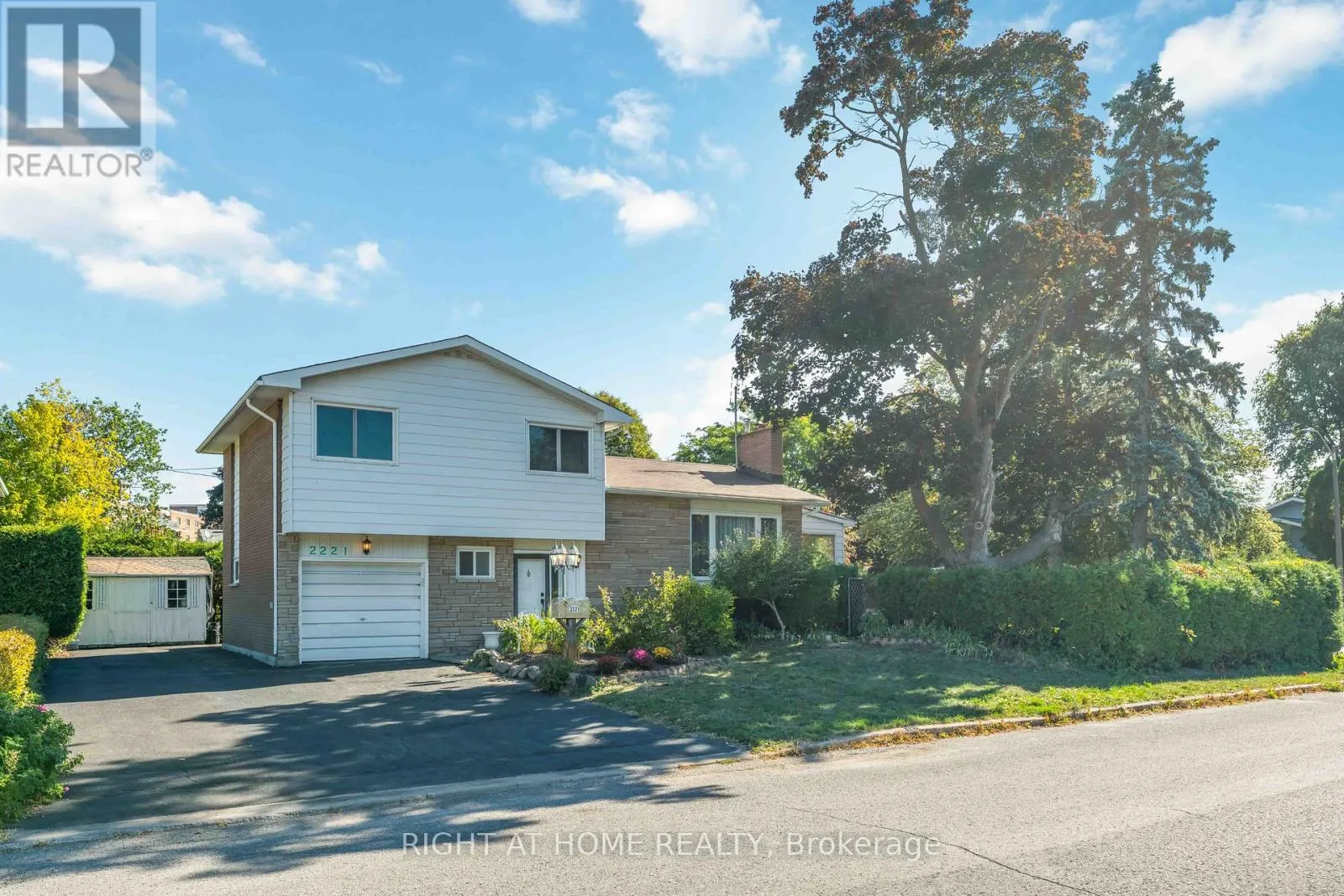 House for rent: 2221 Circle Place, Ottawa, Ontario K1G 3E2