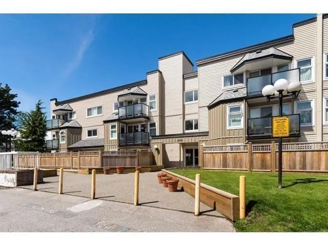 Apartment for rent: 223 1850 E Southmere Crescent, Surrey, British Columbia V4A 6Y6