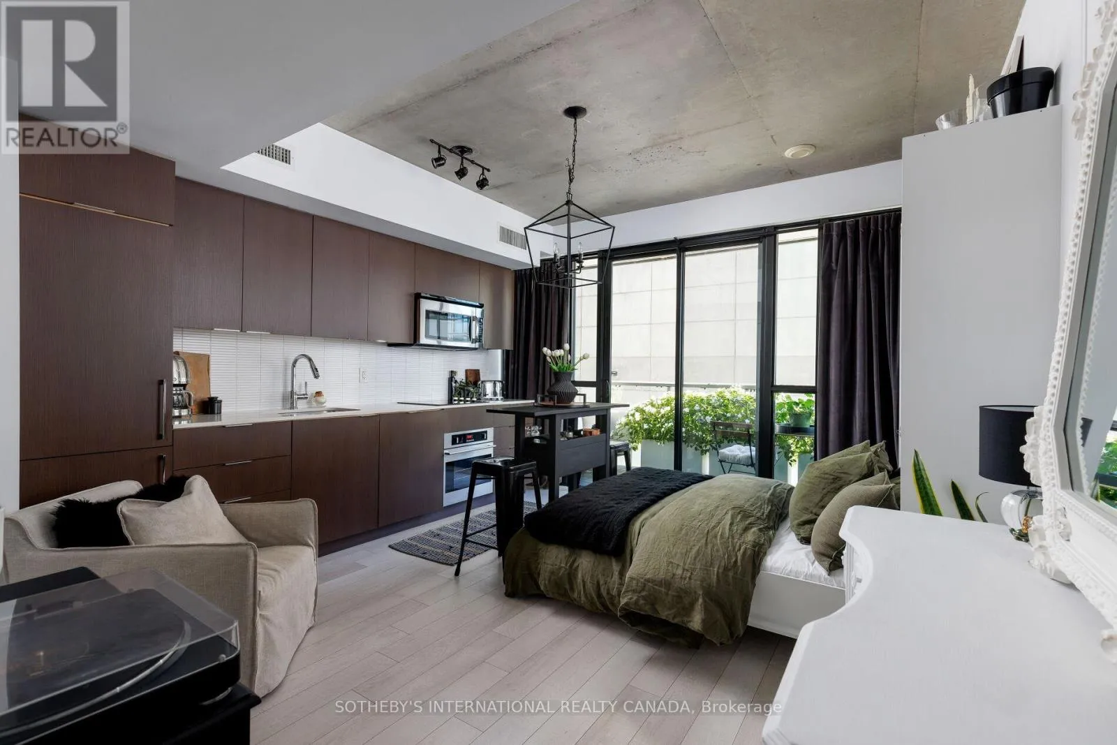 Apartment for rent: 223 - 5 Hanna Avenue, Toronto, Ontario M6K 0B3