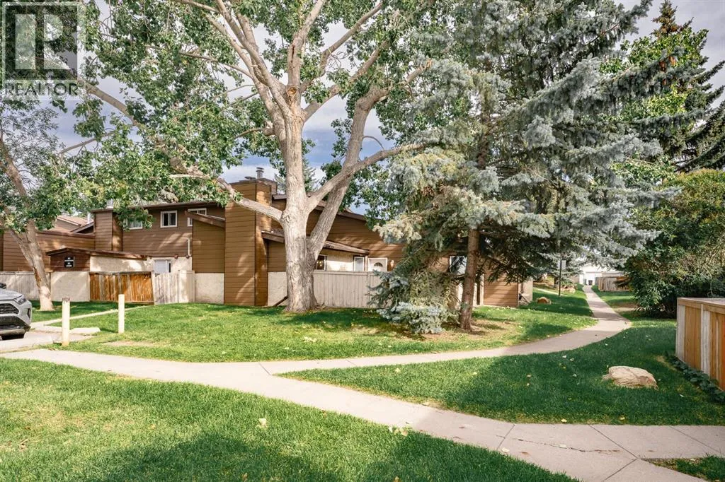 Row / Townhouse for rent: 223, 5404 10 Avenue Se, Calgary, Alberta T2A 5G4