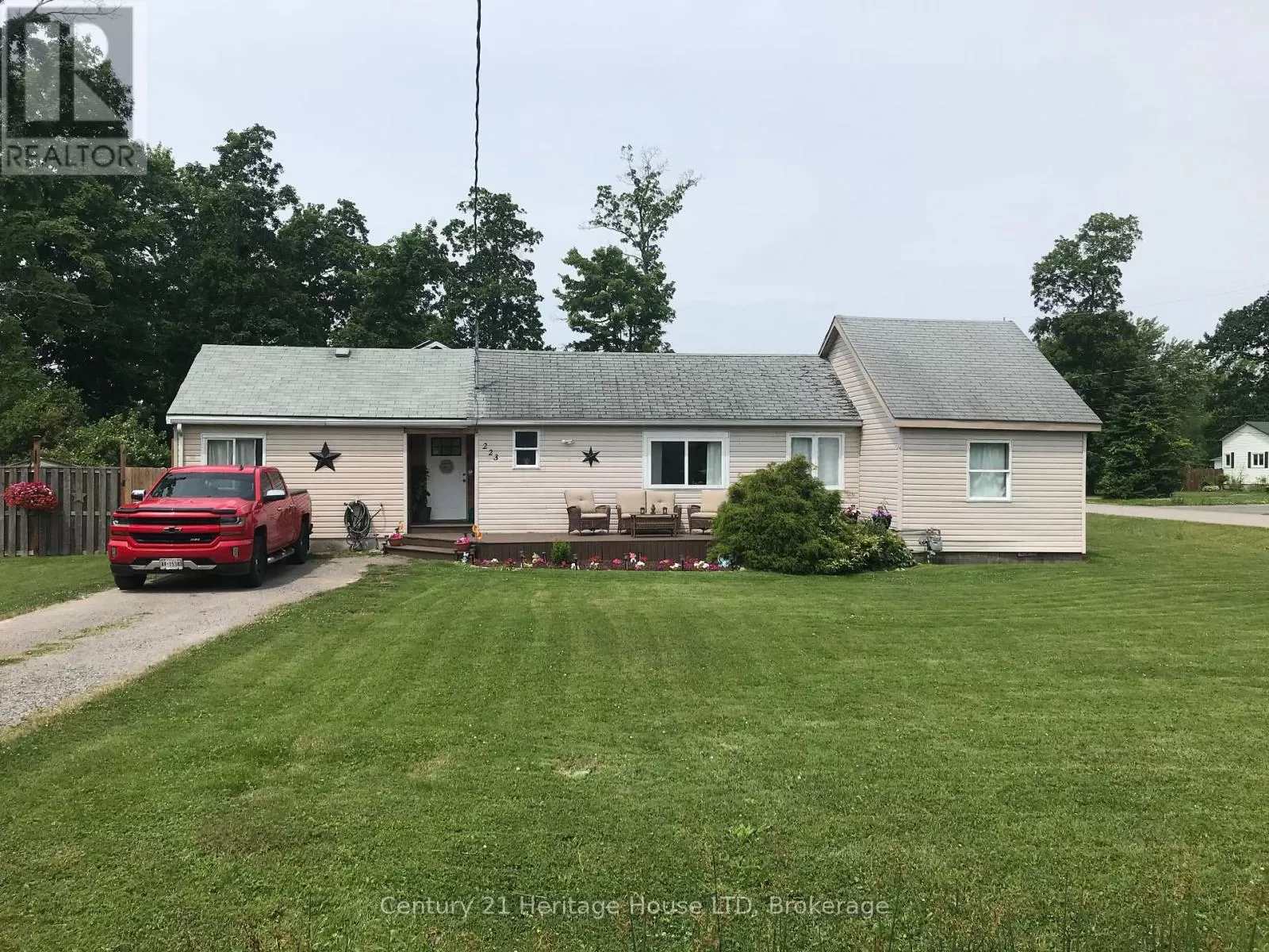 House for rent: 223 Bernard Avenue, Fort Erie, Ontario L0S 1N0