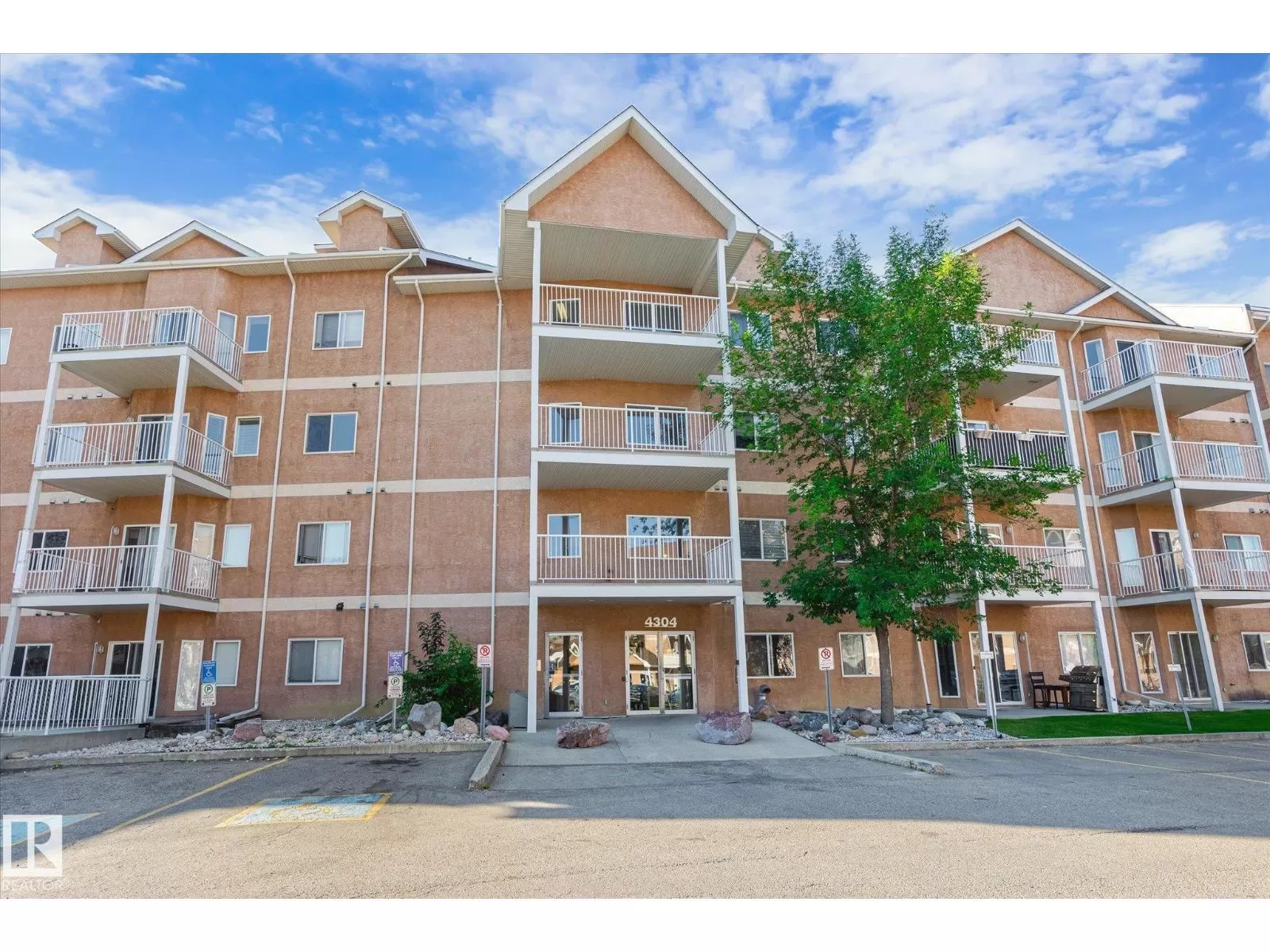 Apartment for rent: #224 4304 139 Av Nw, Edmonton, Alberta T5Y 2Y2