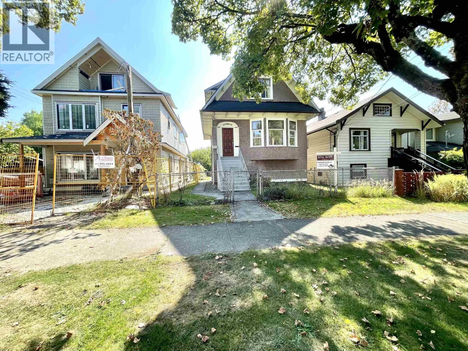 House for rent: 2250 E Pender Street, Vancouver, British Columbia V5L 1X4