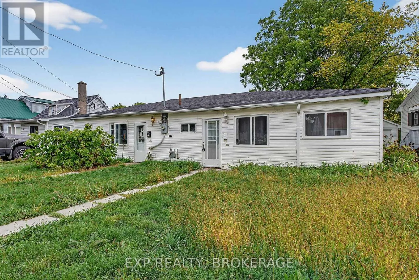 House for rent: 225-227 Victoria Avenue, Gananoque, Ontario K7G 2S3