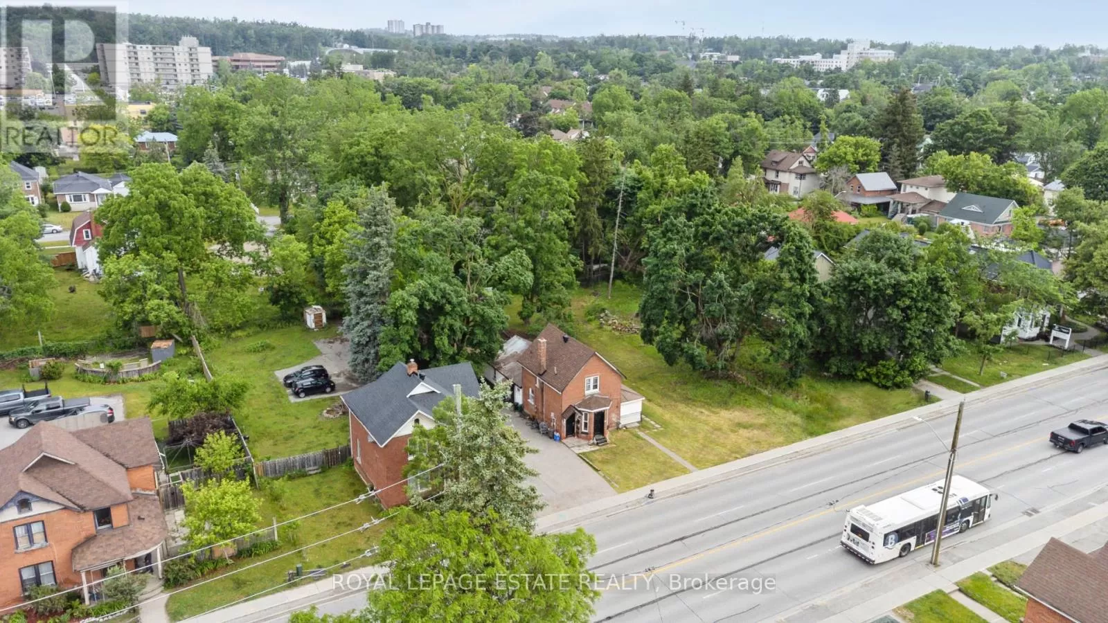 Triplex for rent: 226 Dunlop Street W, Barrie, Ontario L4N 1B6