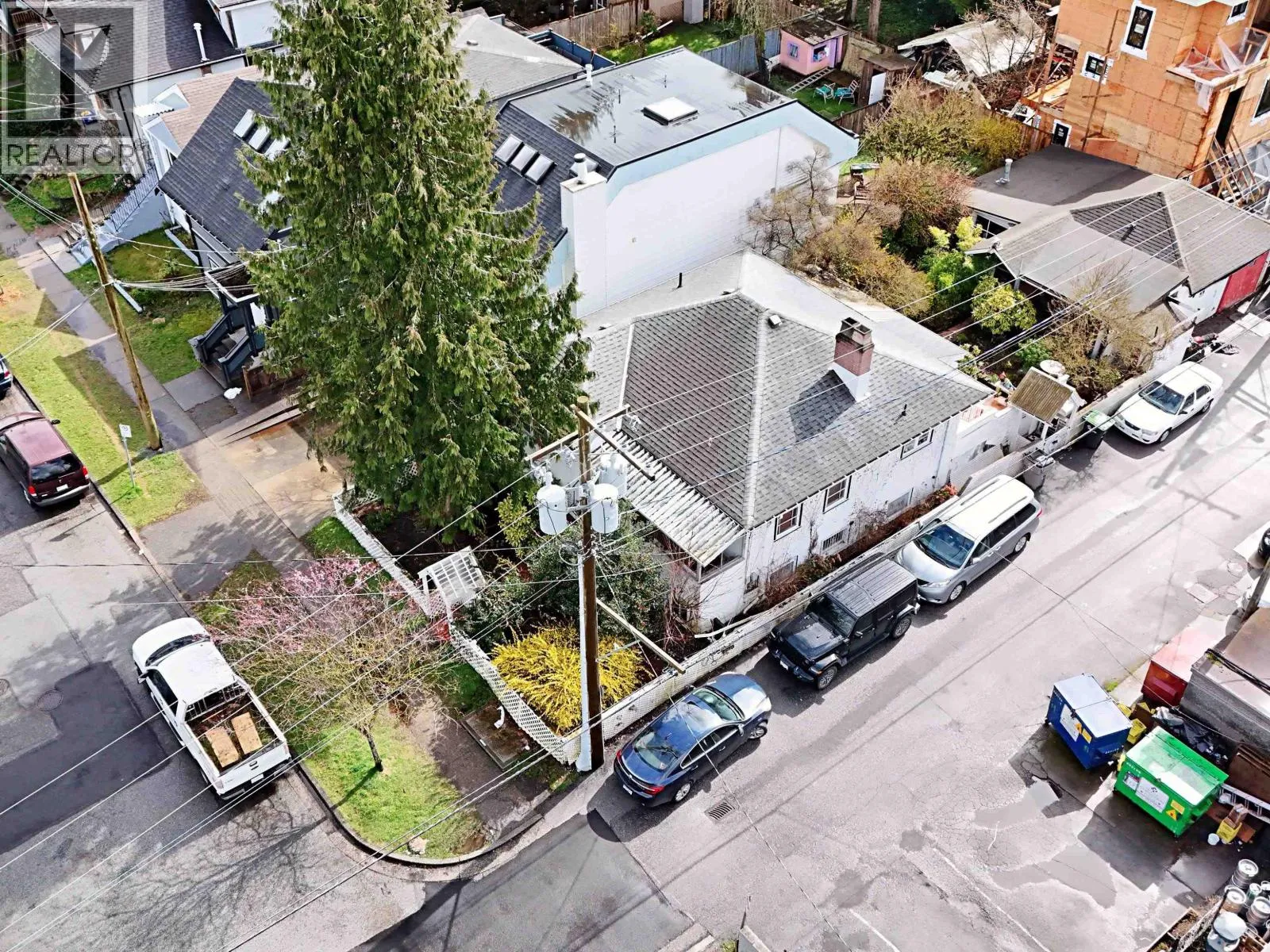 House for rent: 228 E 26th Avenue, Vancouver, British Columbia V5V 2H3