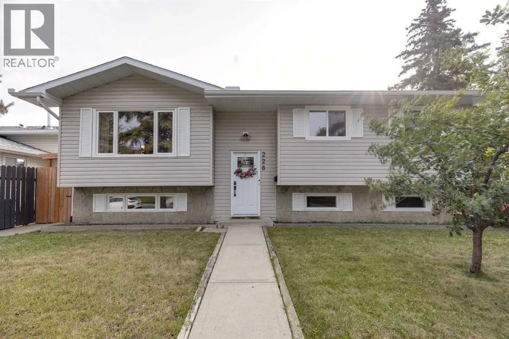 House for rent: 228 Penbrooke Way Se, Calgary, Alberta T2A 3S8