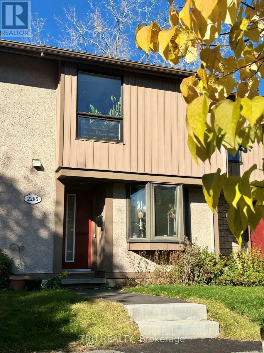 Row / Townhouse for rent: 2285 Stonehenge Crescent, Ottawa, Ontario K1B 4N7