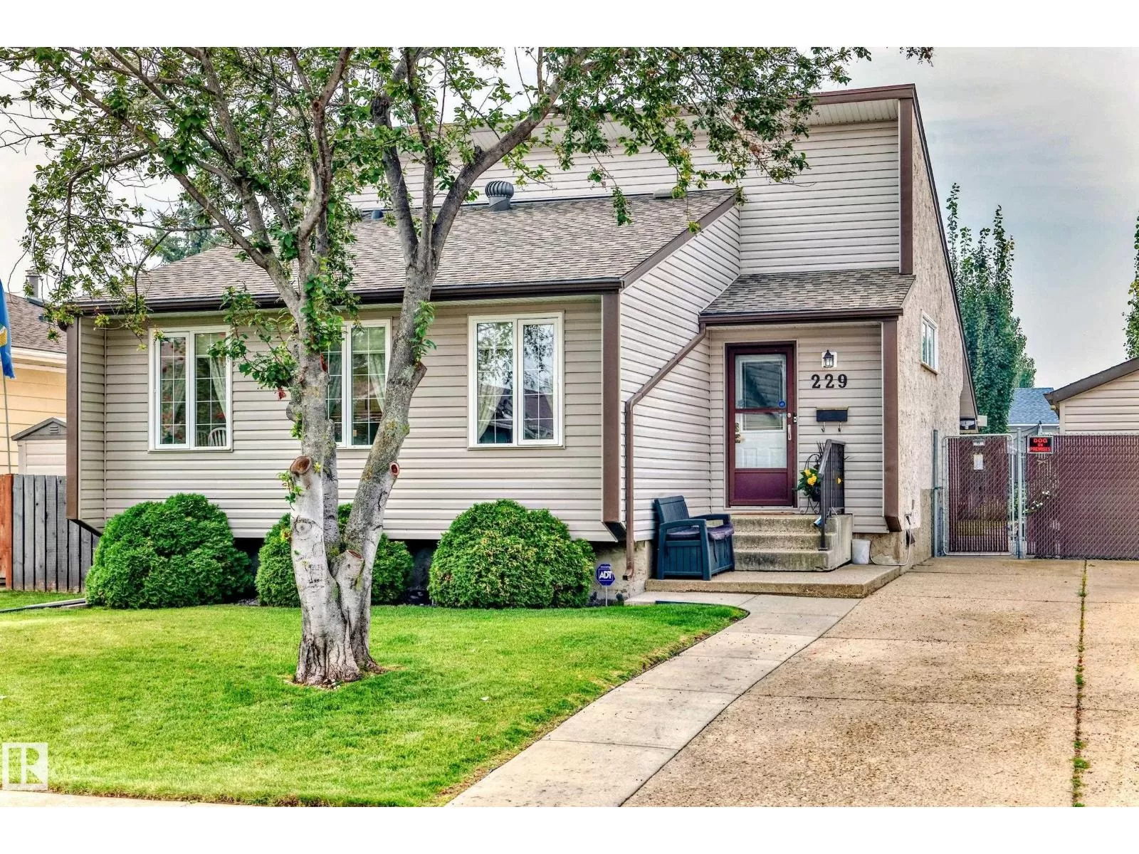 House for rent: 229 Warwick Rd Nw, Edmonton, Alberta T5X 4R1