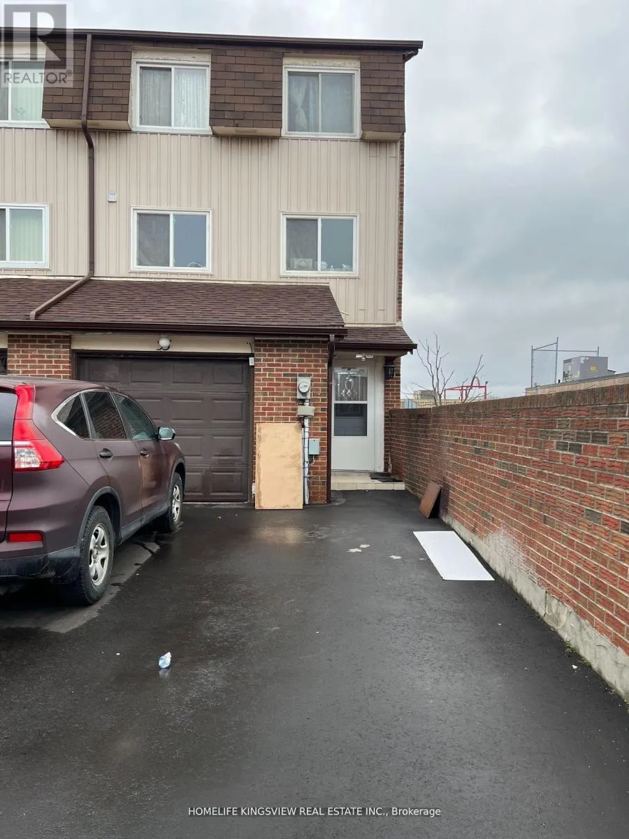Row / Townhouse for rent: 23 - 35 San Robertoway, Toronto, Ontario M3L 2J4