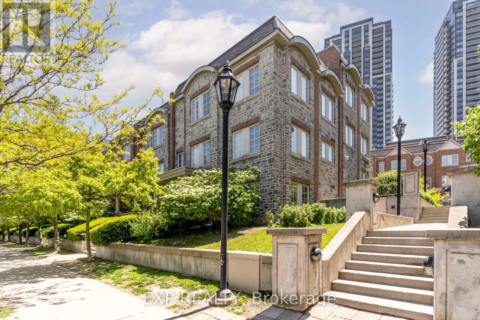 Row / Townhouse for rent: 23 - 93 The Queensway, Toronto, Ontario M6S 5A7