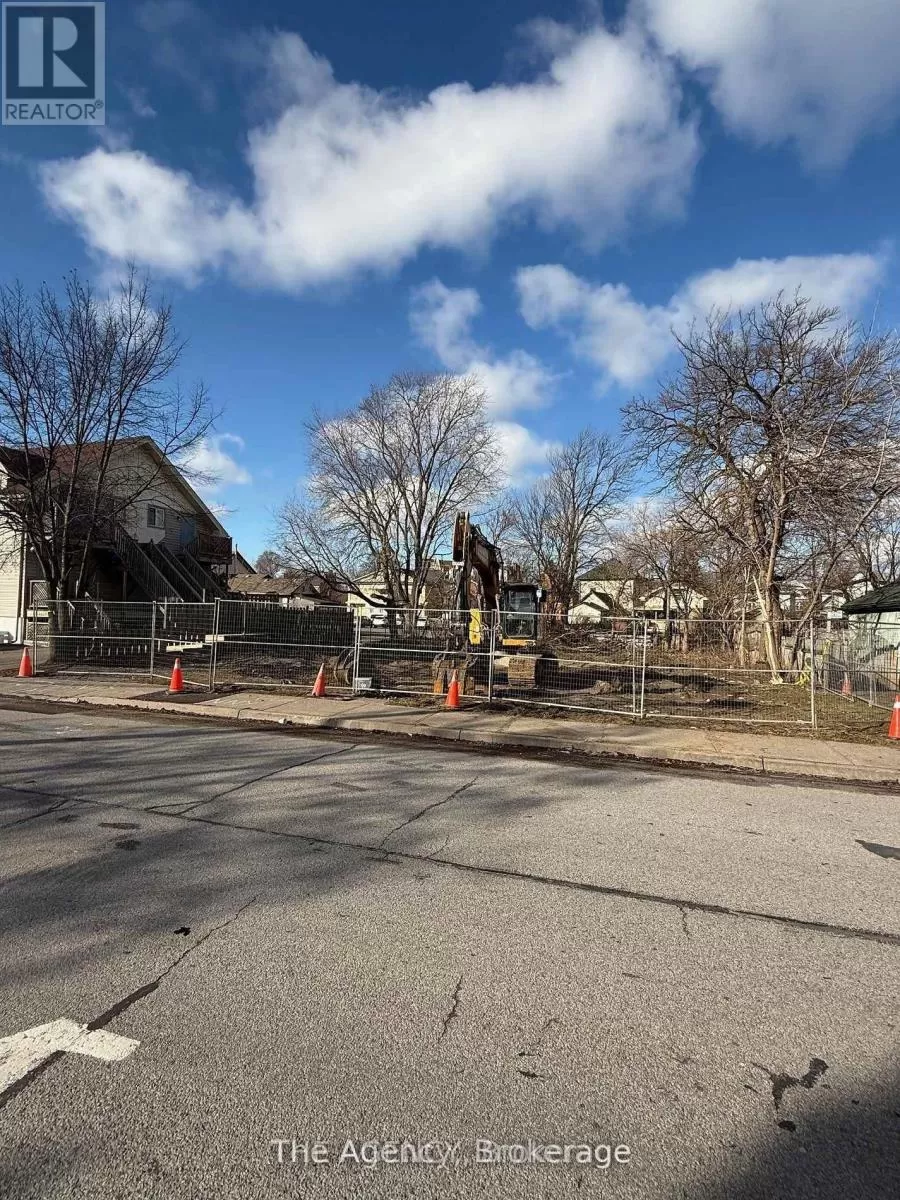 23 Raymond Street, St. Catharines, Ontario L2R 2T3