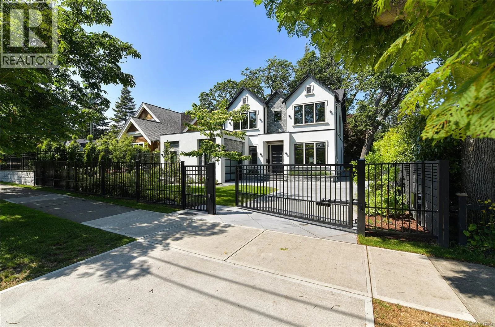 House for rent: 2314 Windsor Rd, Oak Bay, British Columbia V8S 3E3