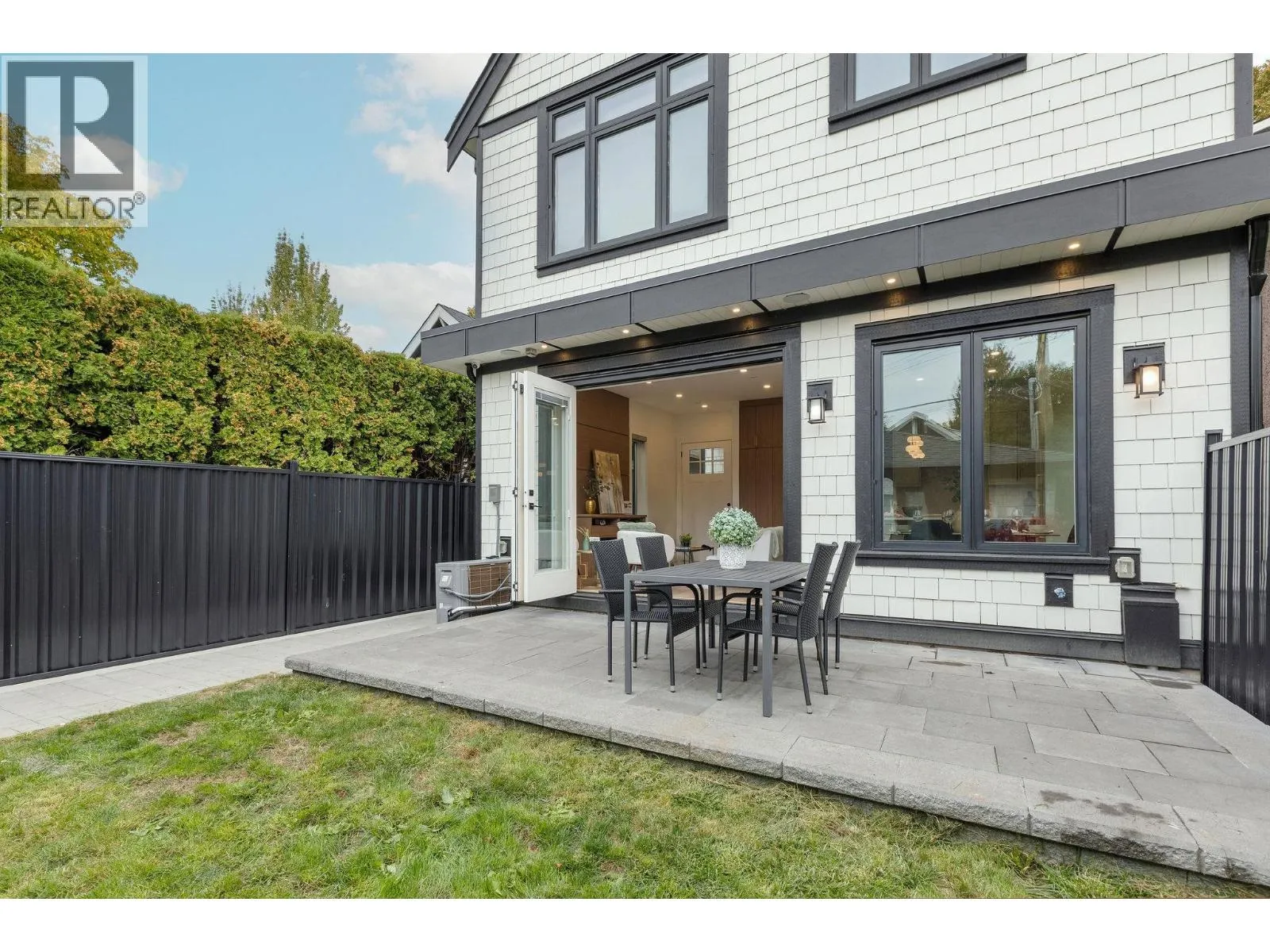 Duplex for rent: 2334 E 5th Avenue, Vancouver, British Columbia V5N 1N1