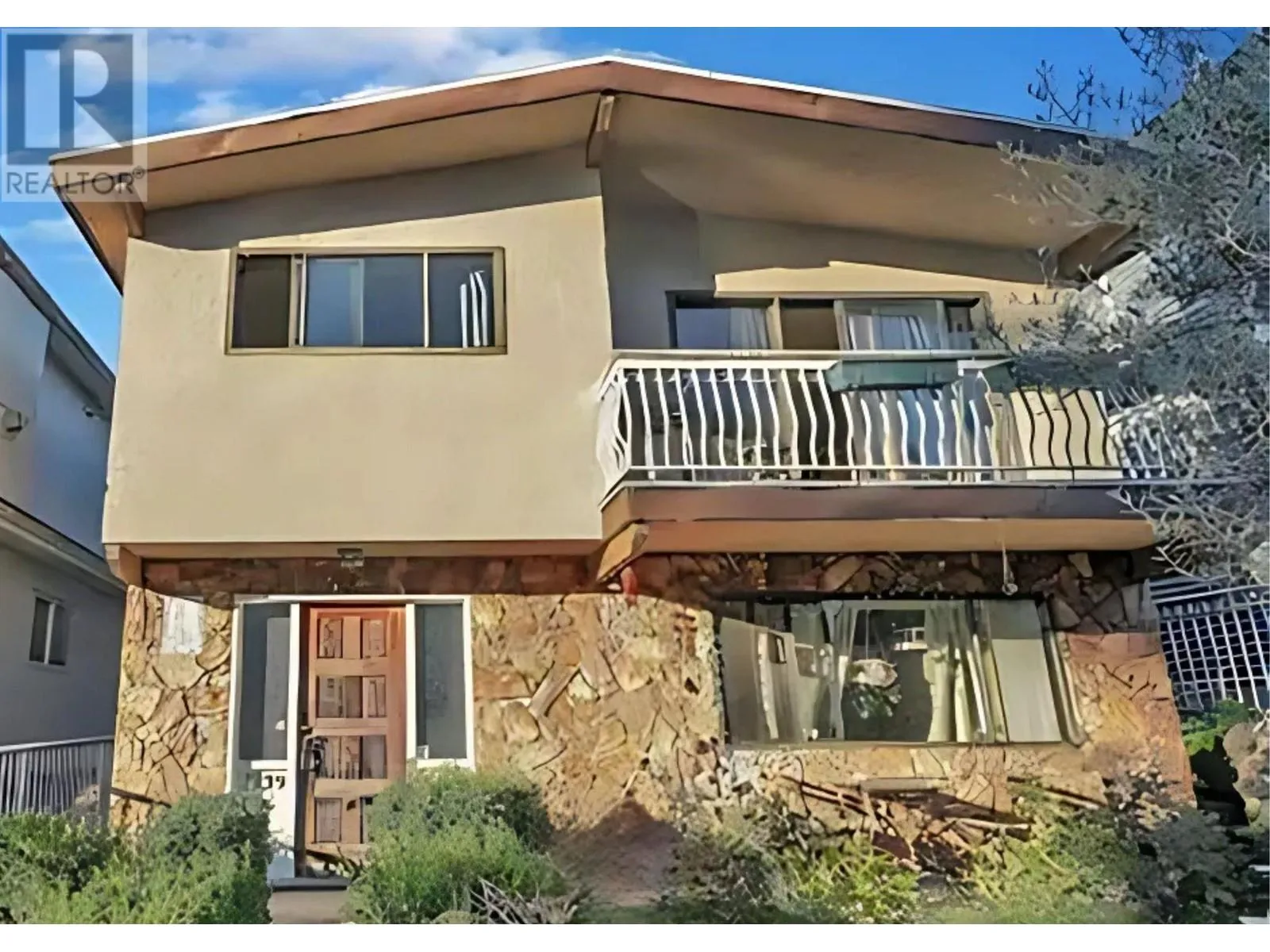 House for rent: 2339 Kingsway, Vancouver, British Columbia V5R 5G8