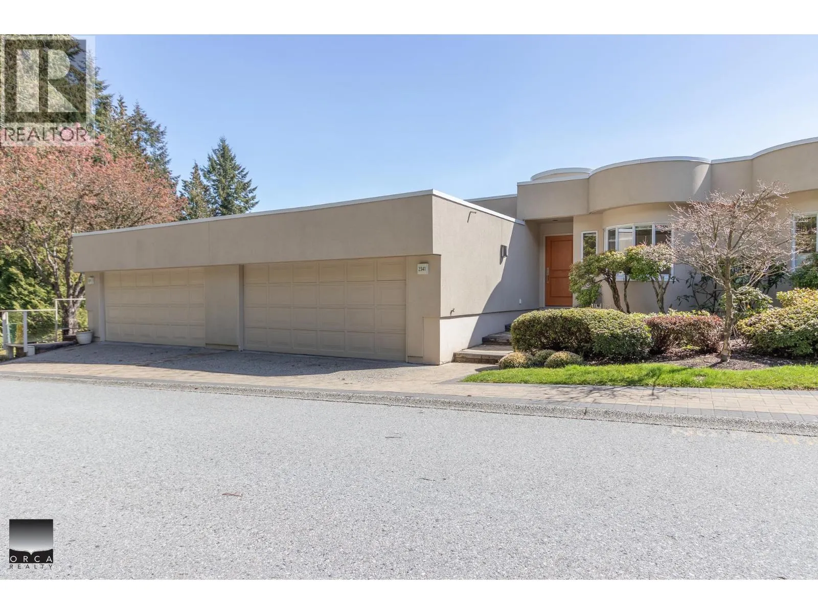 Apartment for rent: 2341 Folkestone Way, West Vancouver, British Columbia V7S 3C9