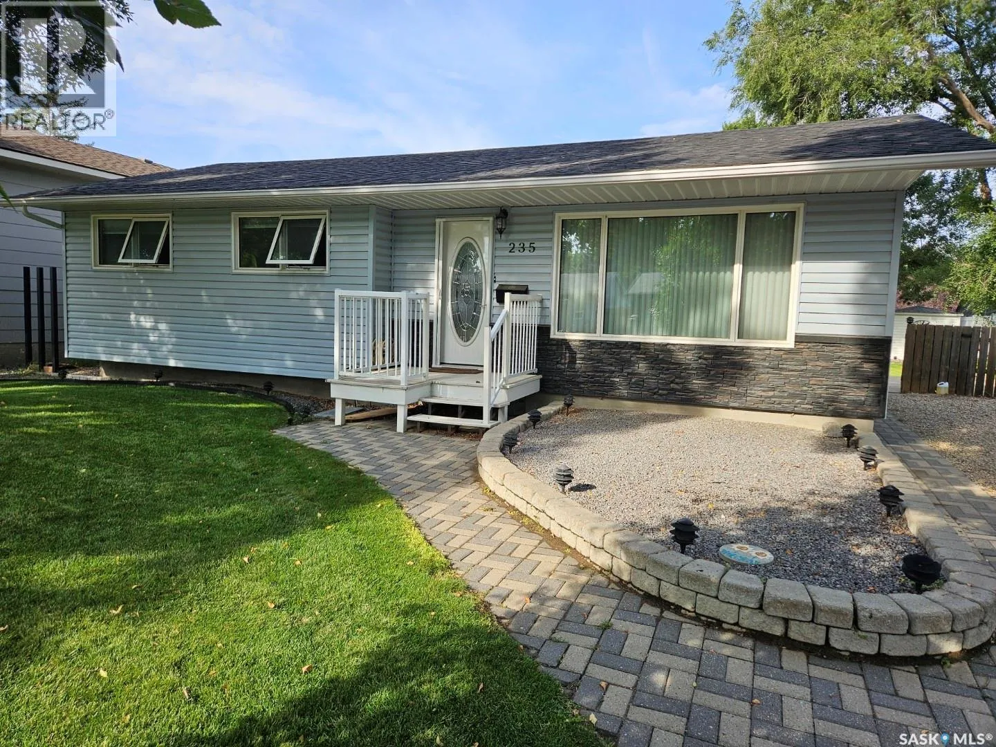 House for rent: 235 17th Street, Weyburn, Saskatchewan S4H 2P1