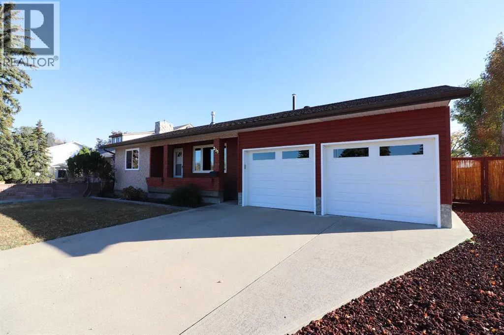 House for rent: 235 5 Street Se, Redcliff, Alberta T0J 2P0