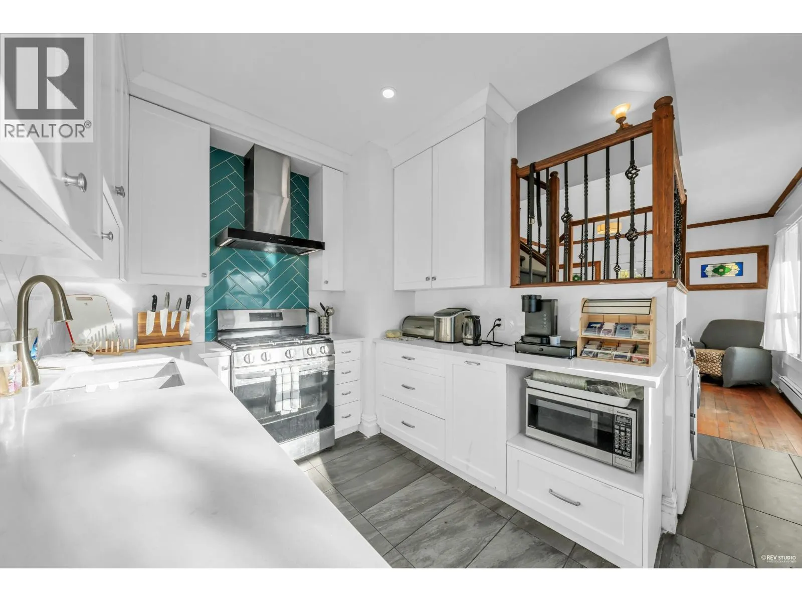 House for rent: 237 Sandringham Avenue, New Westminster, British Columbia V3L 1Z4