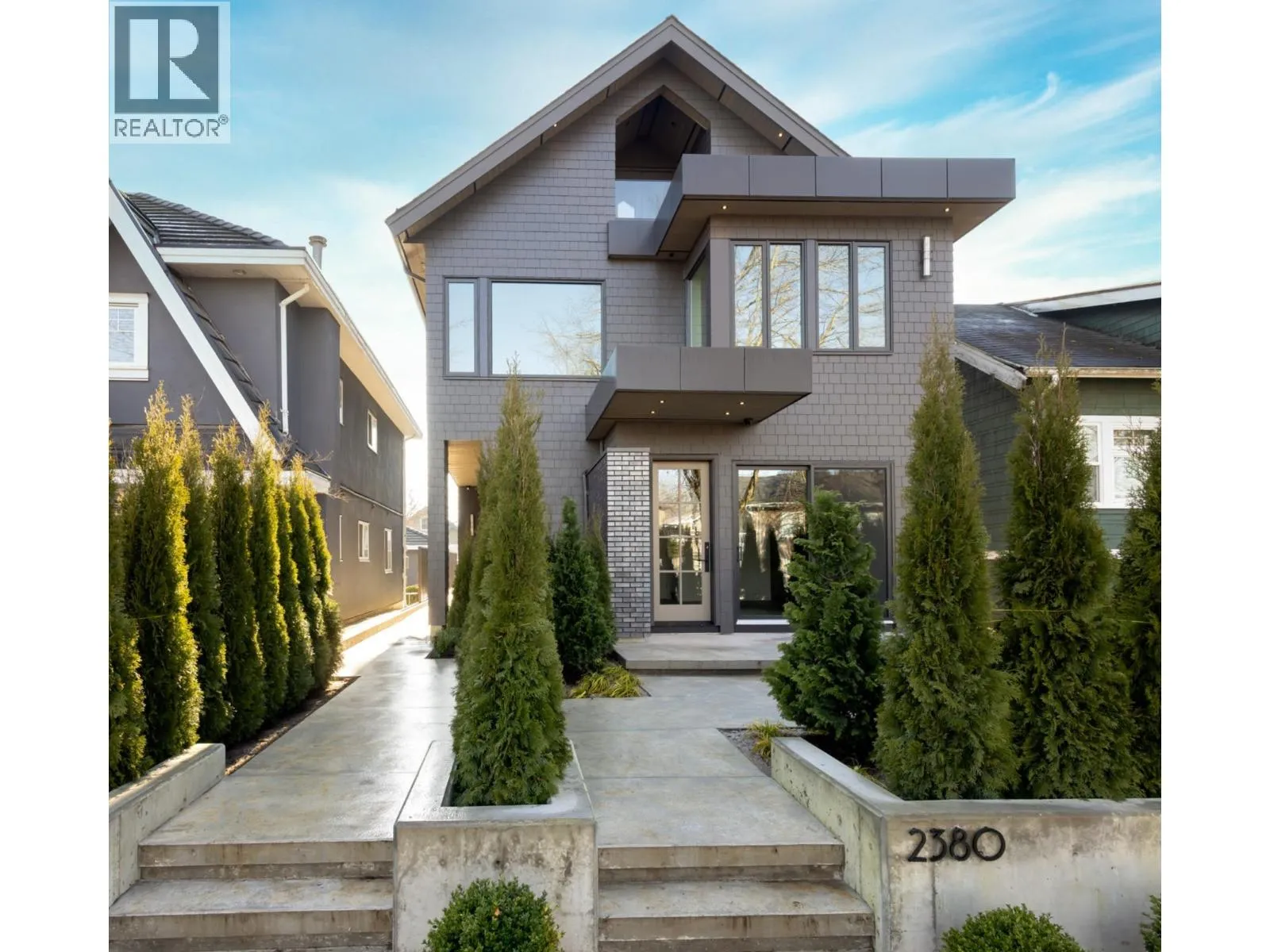 Duplex for rent: 2380 E 5th Avenue, Vancouver, British Columbia V5N 1N1