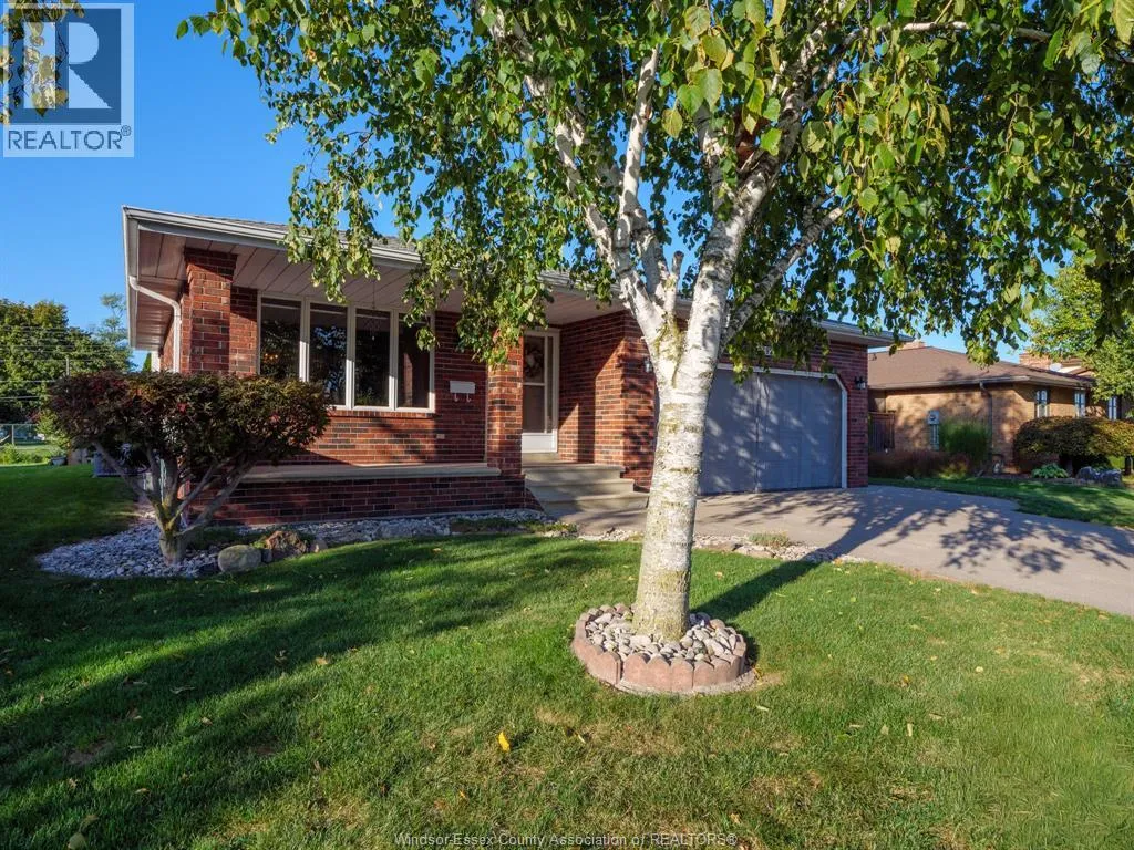 2392 Via Vita Street, Windsor, Ontario N9E 4C4