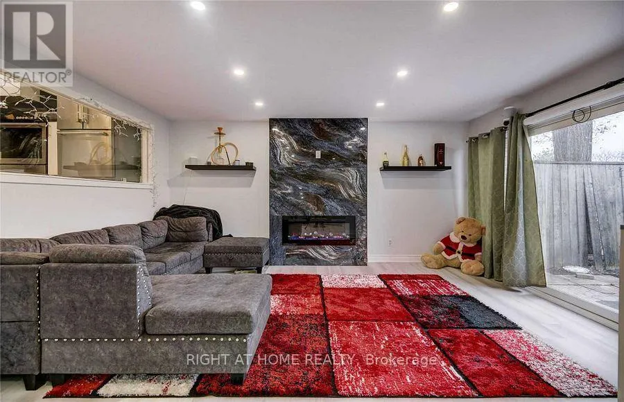 Row / Townhouse for rent: 24 Springfair Avenue, Aurora, Ontario L4G 3M2