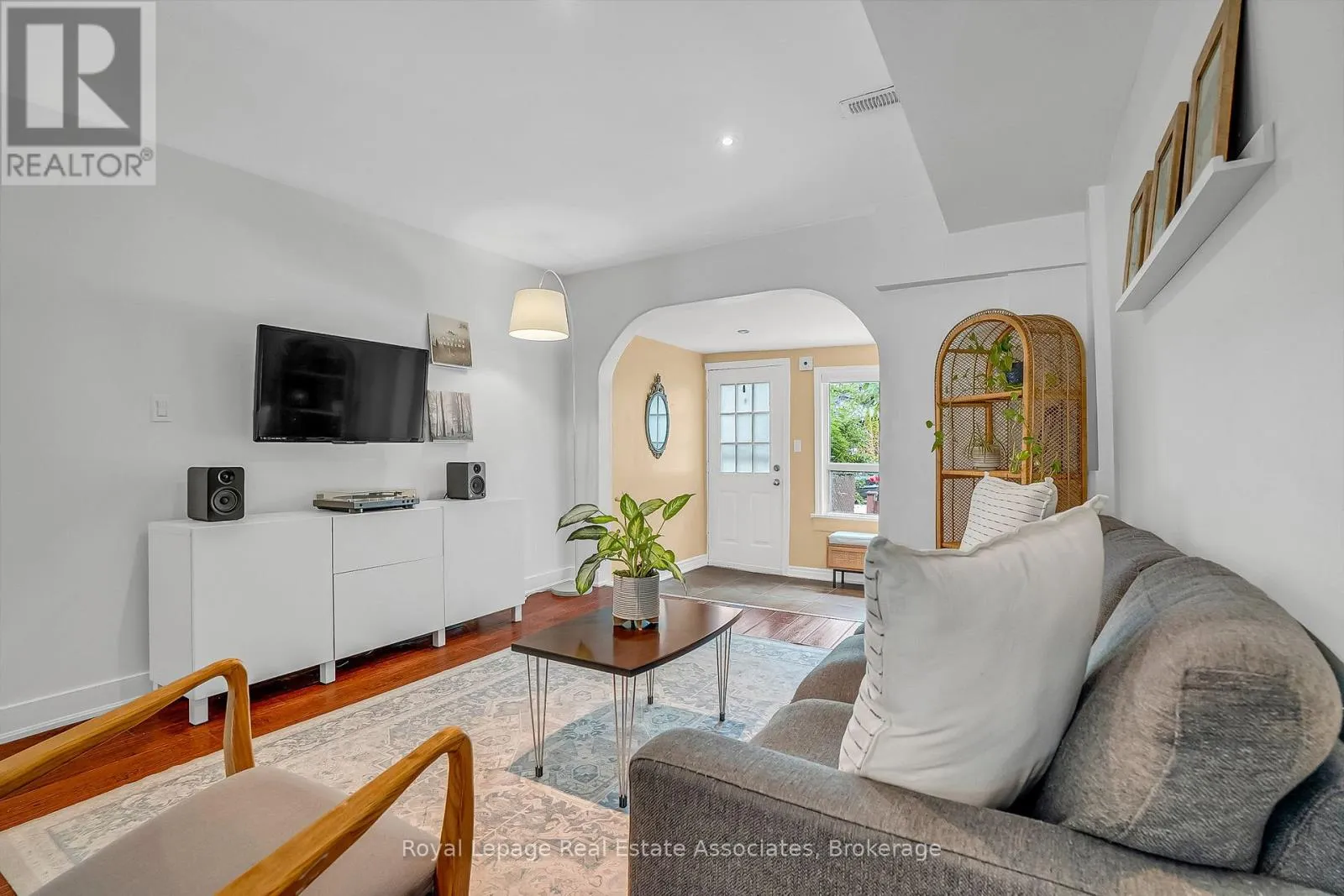 Row / Townhouse for rent: 240 Sixth Street, Toronto, Ontario M8V 3A7