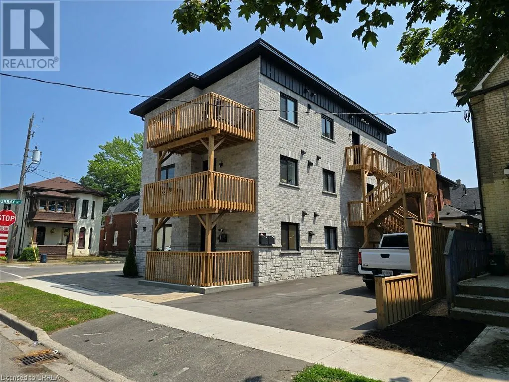 Triplex for rent: 241 Darling Street, Brantford, Ontario N3S 3X3