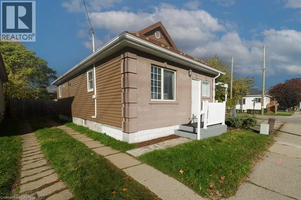 House for rent: 241 Vine Street, St. Catharines, Ontario L2M 4S9