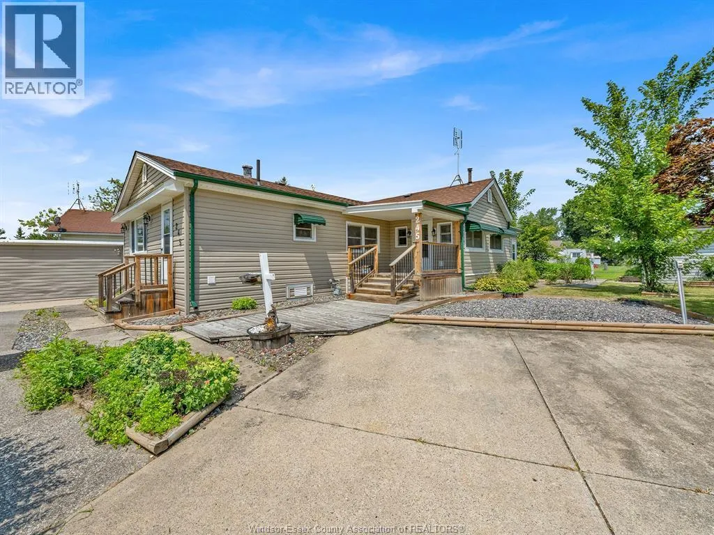 245 Beverly, Essex, Ontario N8M 2B4