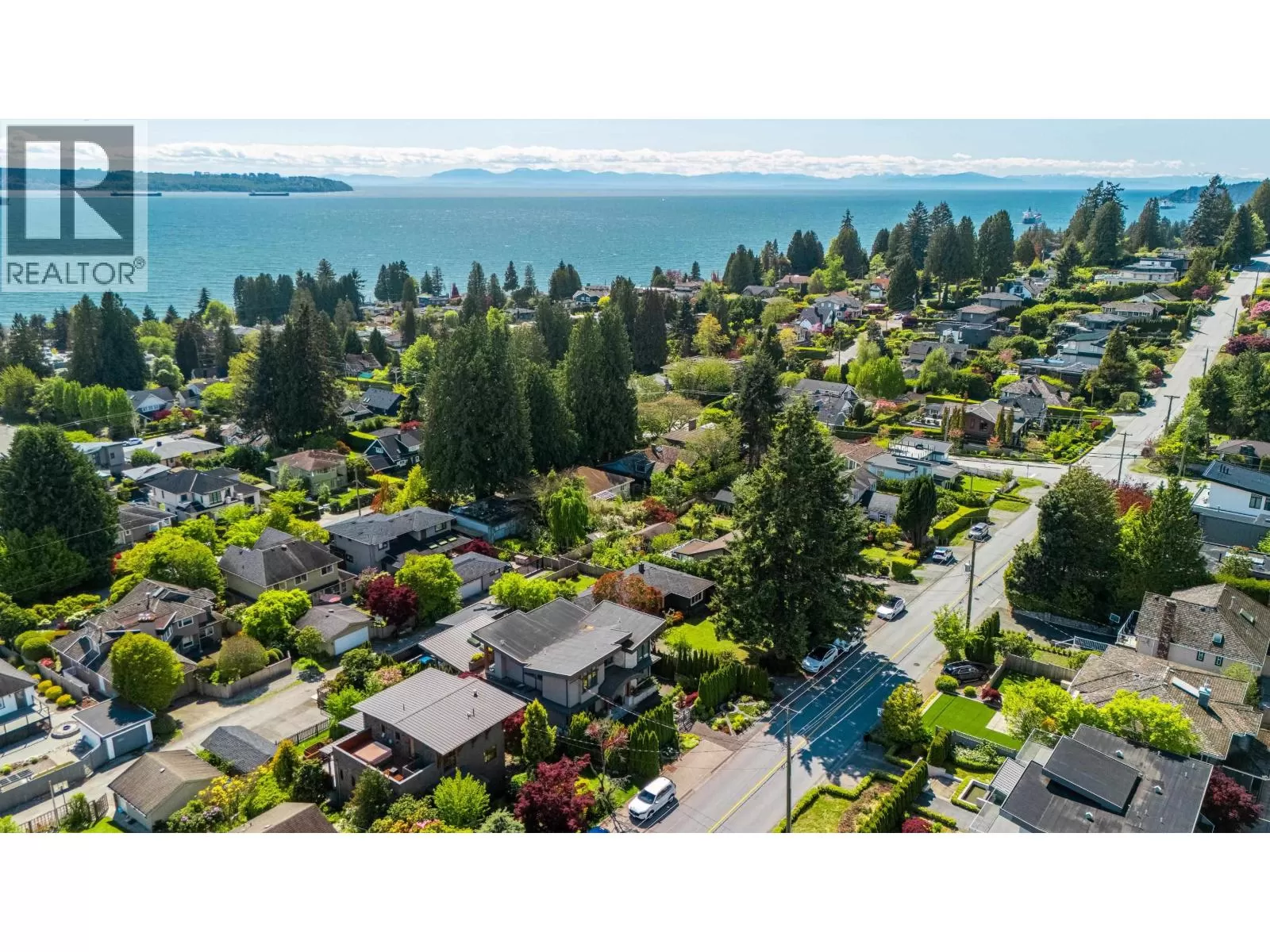 House for rent: 2460 Mathers Avenue, West Vancouver, British Columbia V7V 2H8