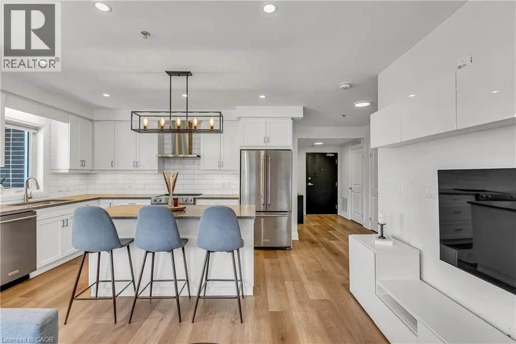 Apartment for rent: 247 Grey Silo Road Unit# 102, Waterloo, Ontario N2K 0G7