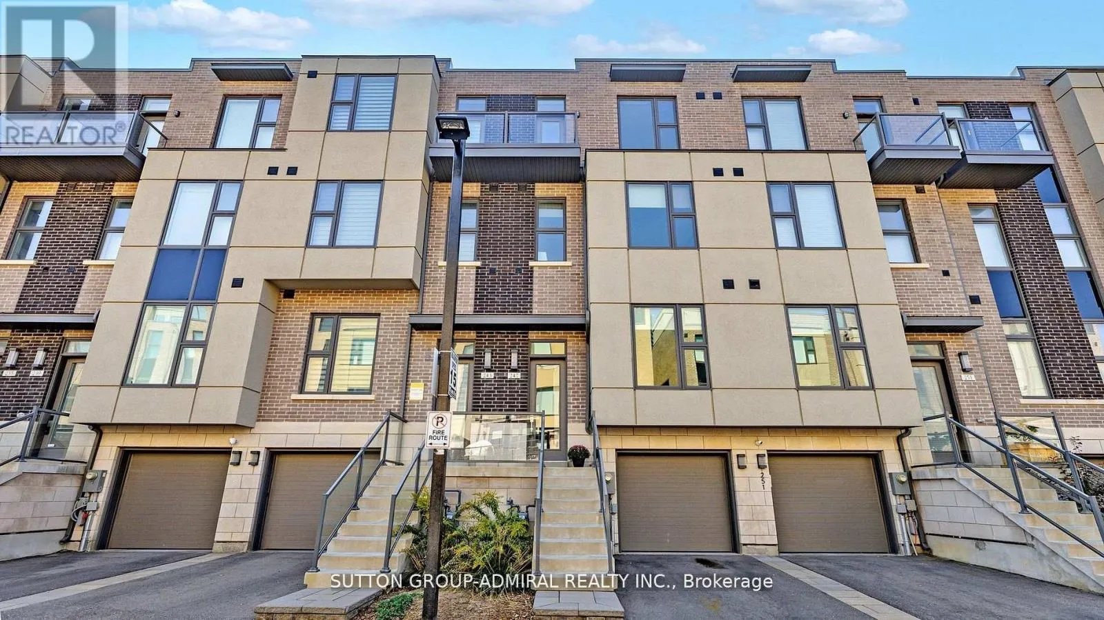 Row / Townhouse for rent: 247 Smallwood Circle S, Vaughan, Ontario L4J 0K8