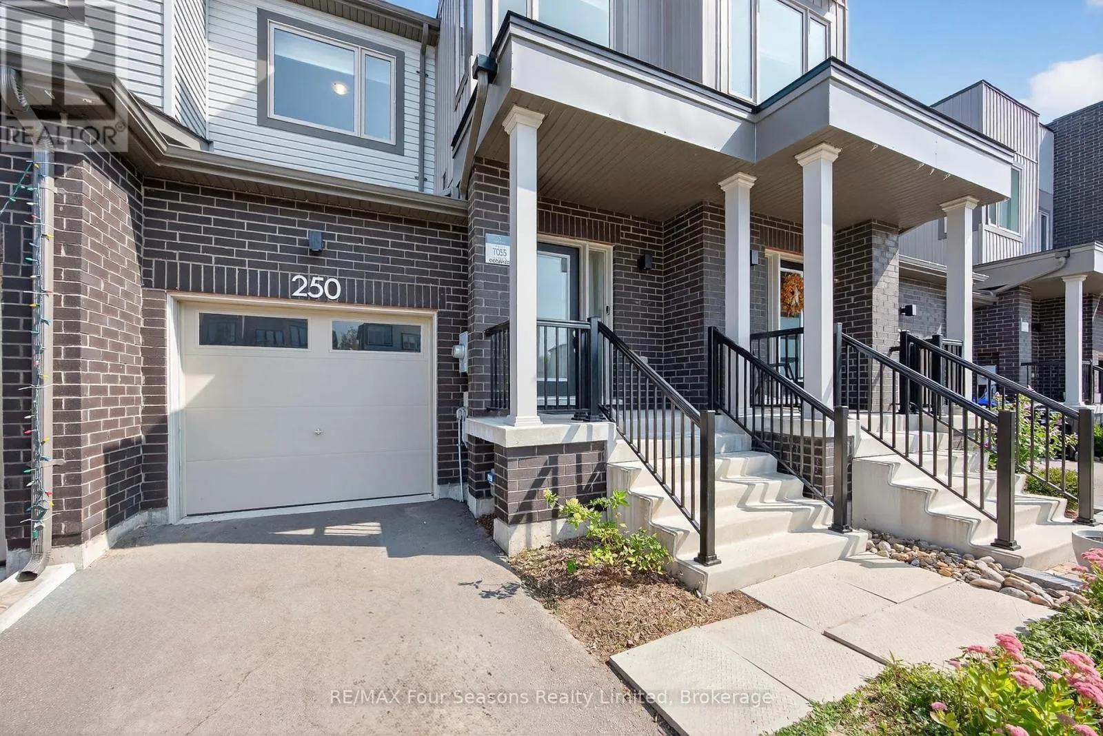 Row / Townhouse for rent: 250 Atkinson Street, Clearview, Ontario L0M 1S0