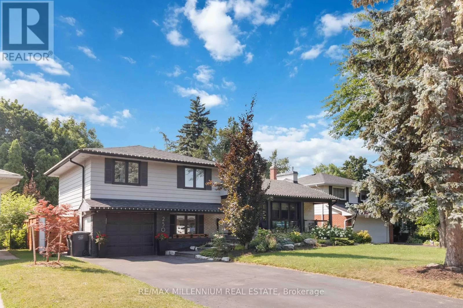 House for rent: 250 Daphne Avenue, Mississauga, Ontario L5A 1M6