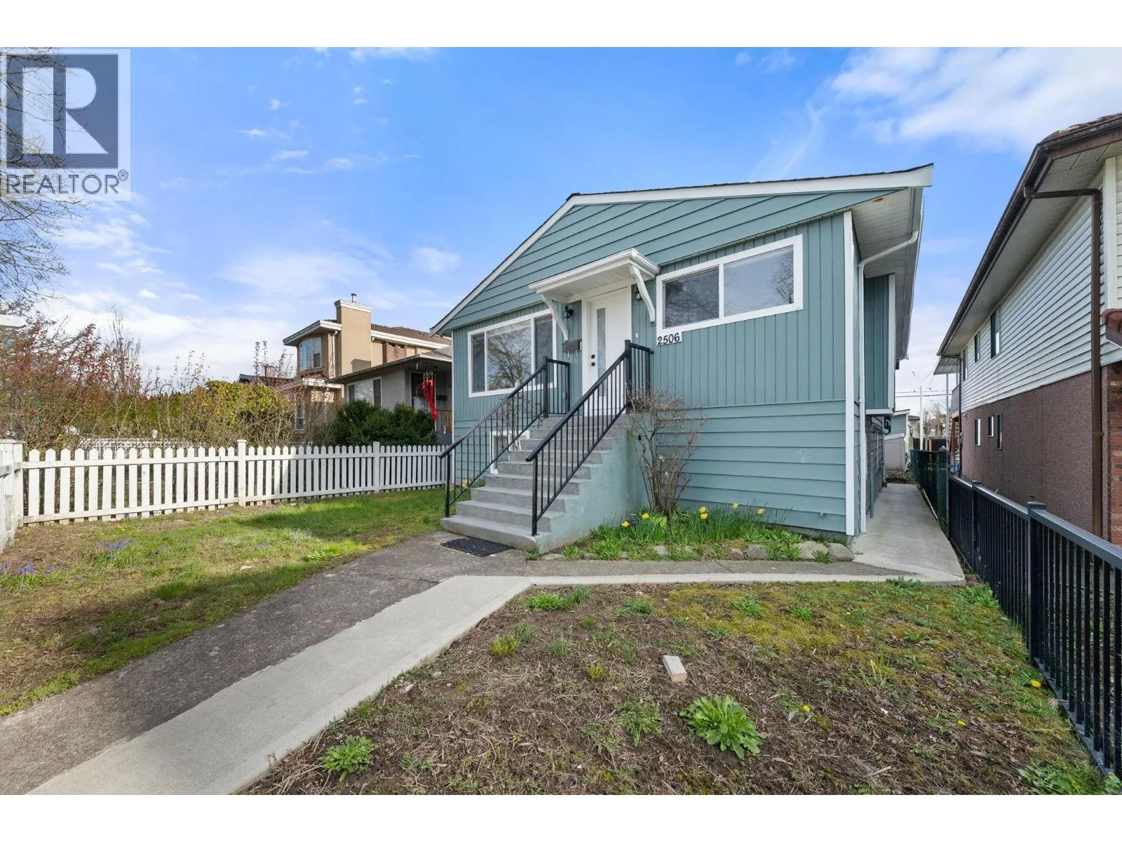 House for rent: 2506 E 45th Avenue, Vancouver, British Columbia V5R 3B5