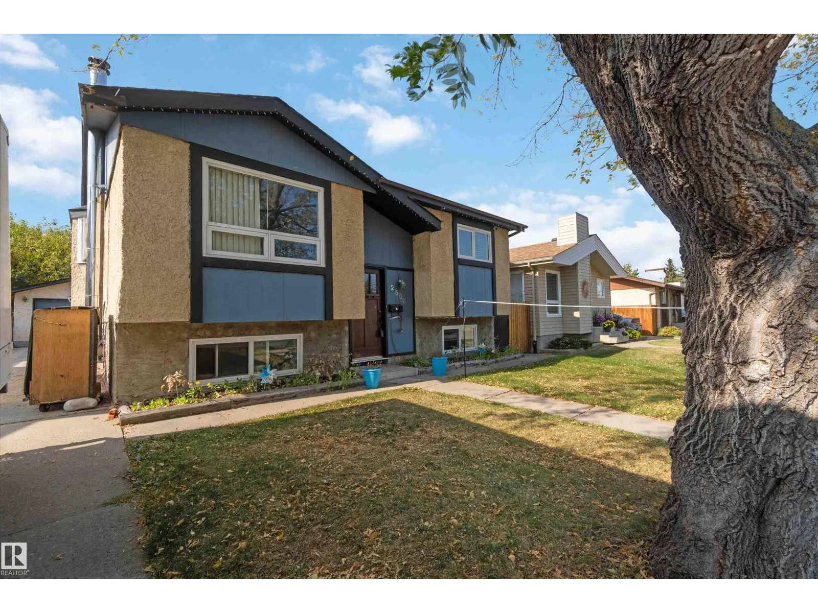 House for rent: 2508 49 St Nw, Edmonton, Alberta T6L 3W9