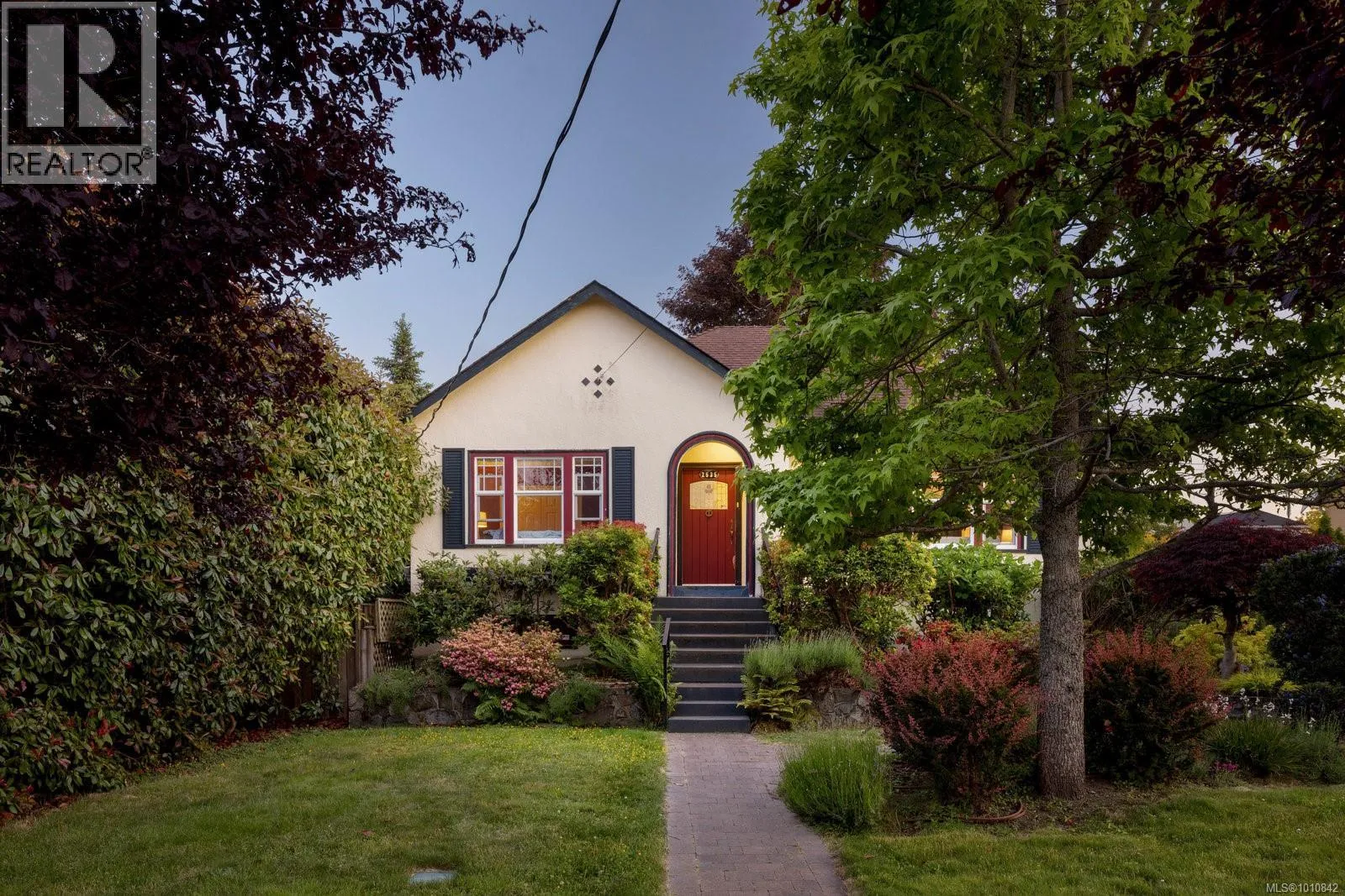 House for rent: 2535 Dalhousie St, Oak Bay, British Columbia V8R 2H8