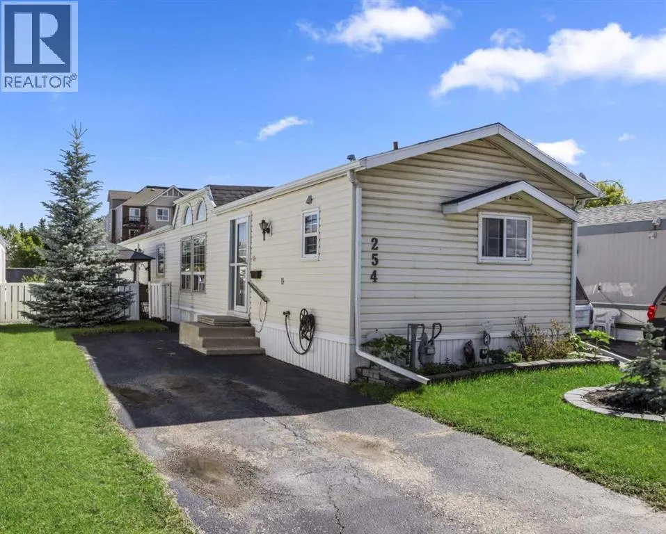 Manufactured Home for rent: 254 Erin Woods Circle Se, Calgary, Alberta T2B 3C9