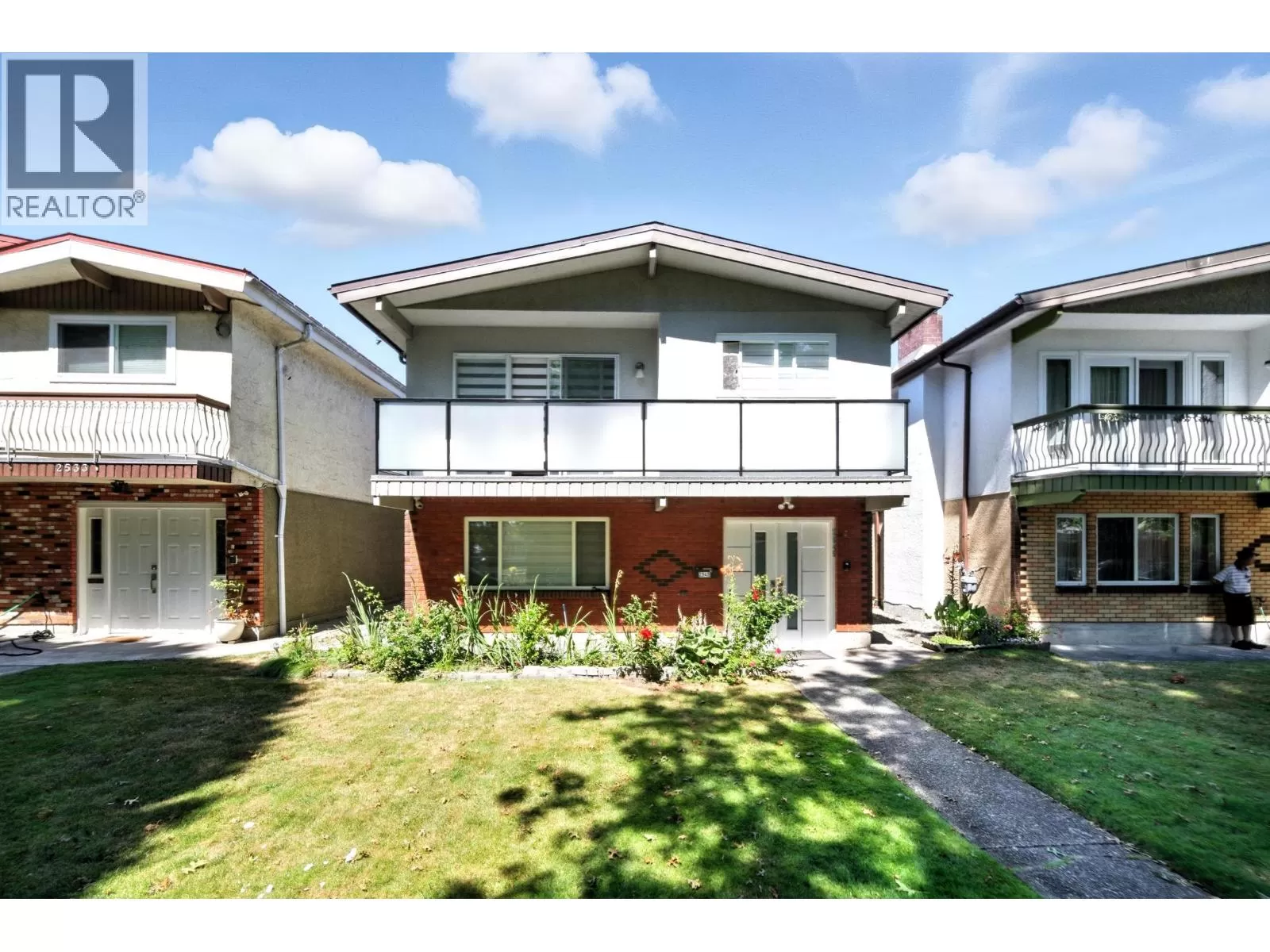 House for rent: 2545 E 43rd Avenue, Vancouver, British Columbia V5R 5V7