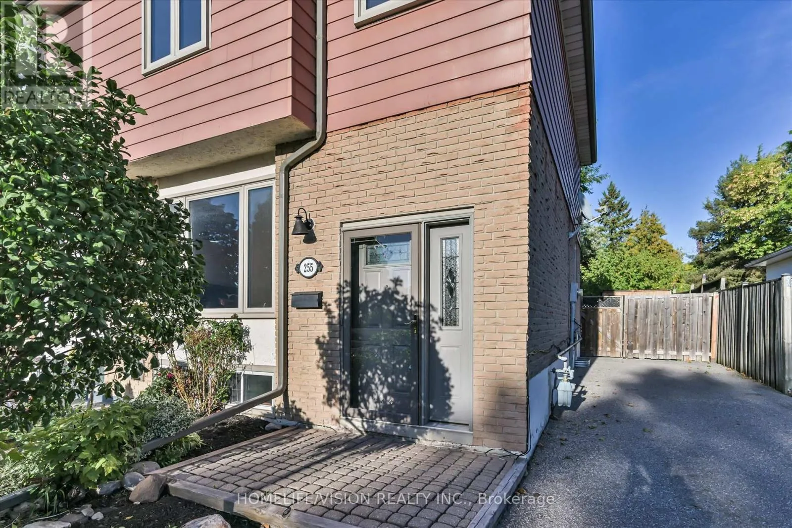 House for rent: 255 Cedar Avenue, Richmond Hill, Ontario L4C 2B3