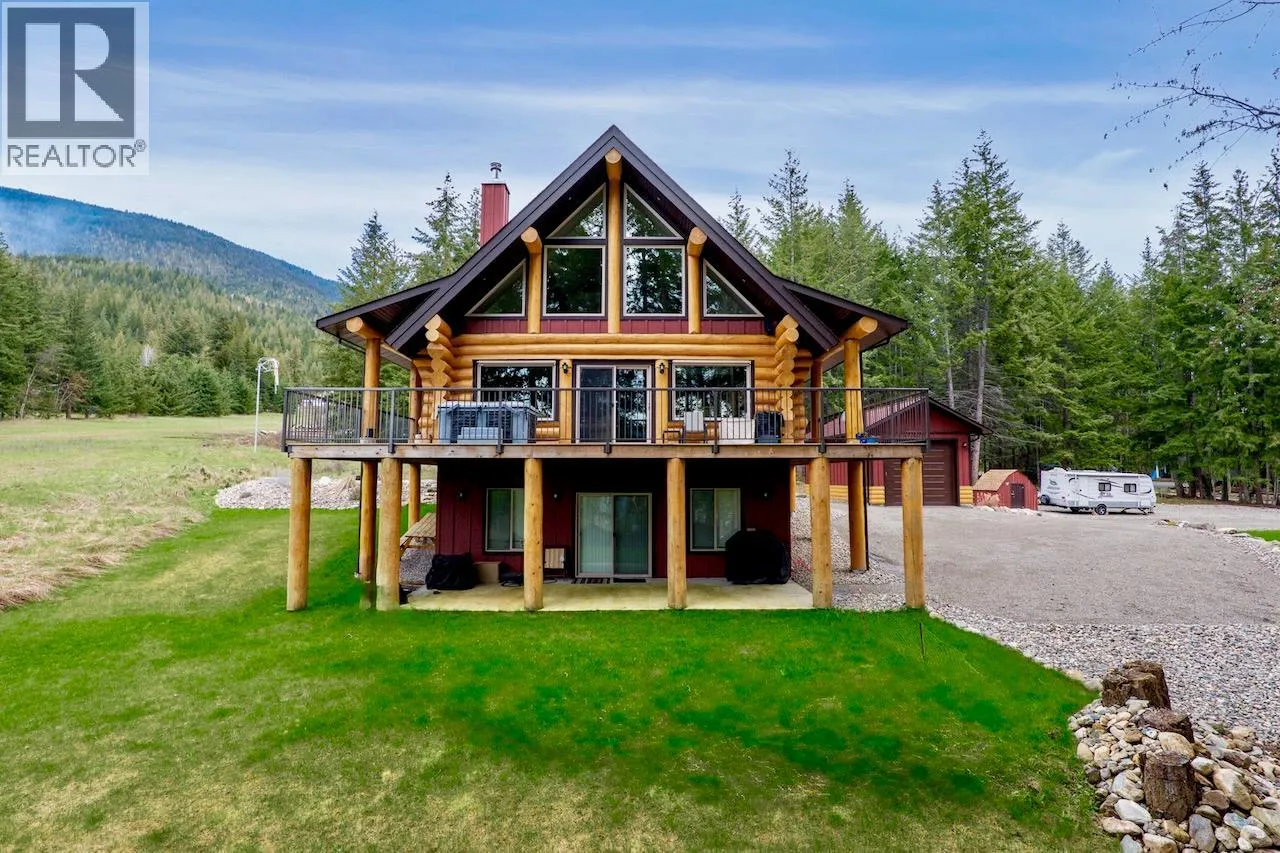 House for rent: 2589 Airstrip Road, Anglemont, British Columbia V0E 1M8