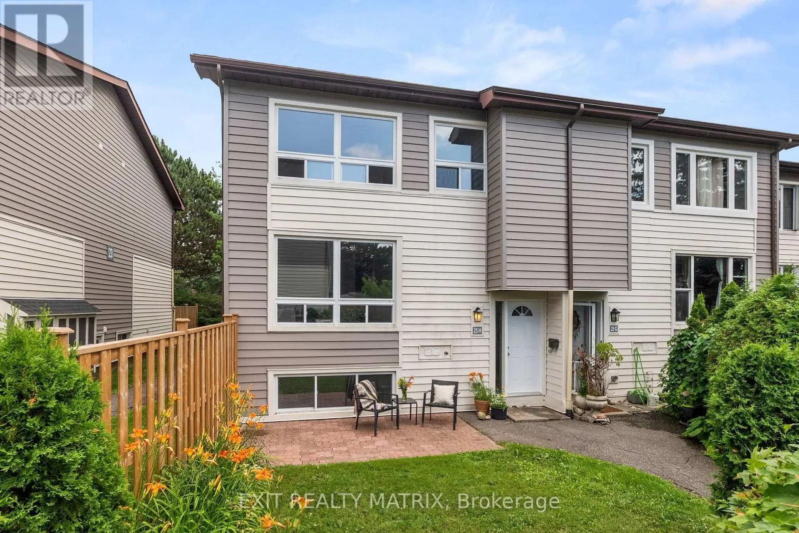 Row / Townhouse for rent: 25h Banner Road, Ottawa, Ontario K2H 8T3