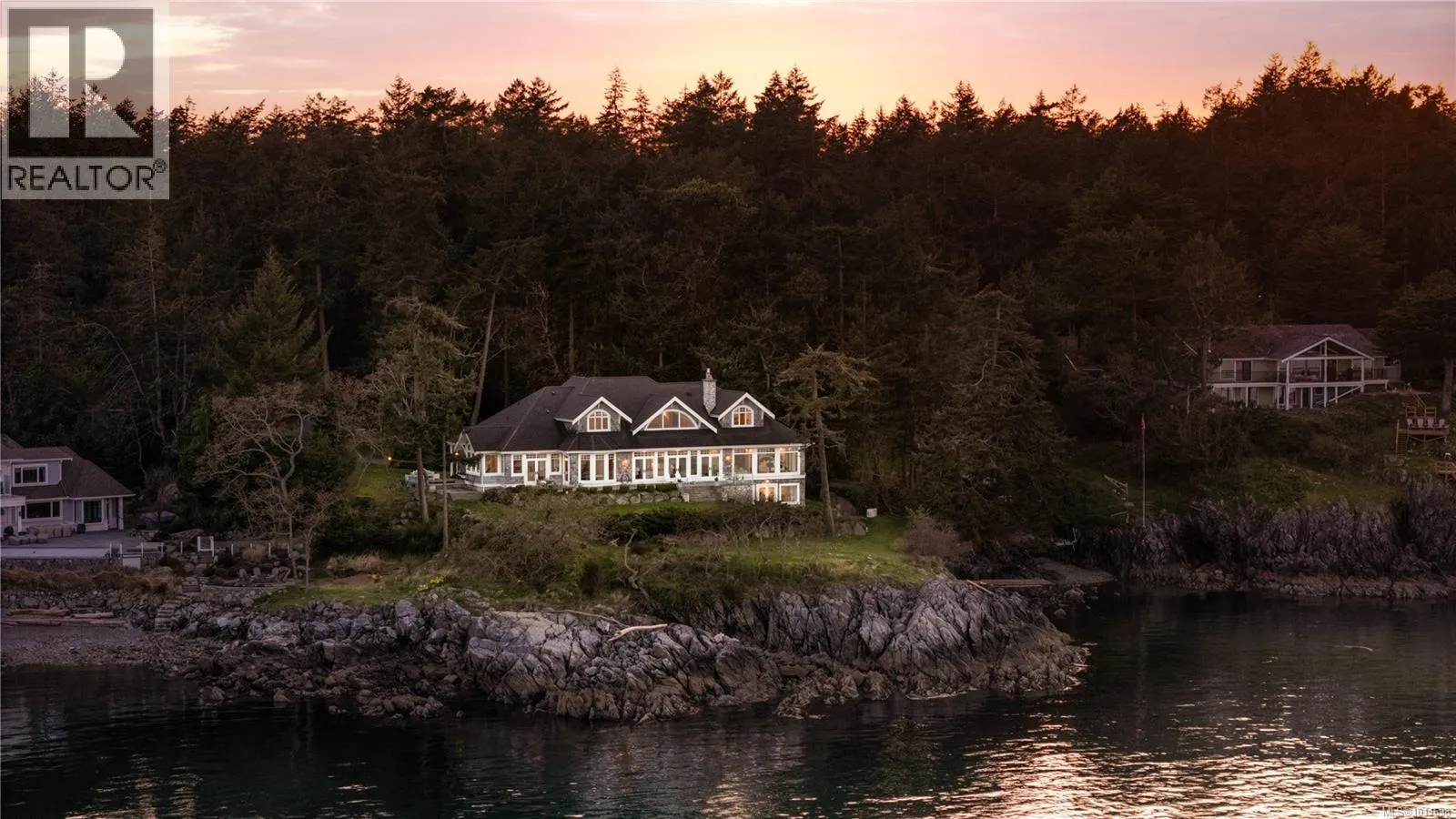 House for rent: 2600 Queenswood Dr, Saanich, British Columbia V8N 1X5