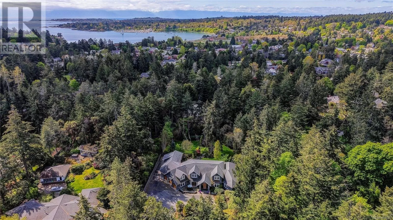 House for rent: 2615 Queenswood Dr, Saanich, British Columbia V8N 1X6