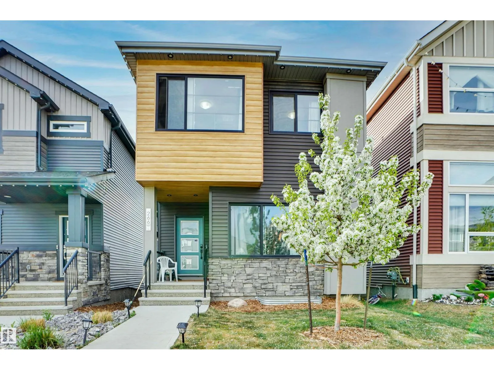 House for rent: 266 Charlesworth Dr Sw, Edmonton, Alberta T6X 2P4