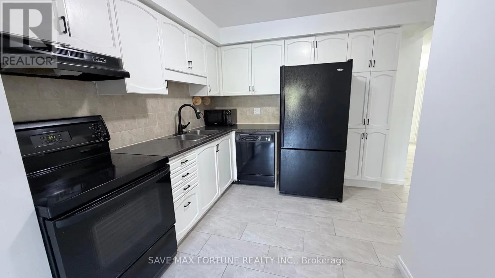 Row / Townhouse for rent: 27 - 1 Royalwood Court, Hamilton, Ontario L8E 4Y2