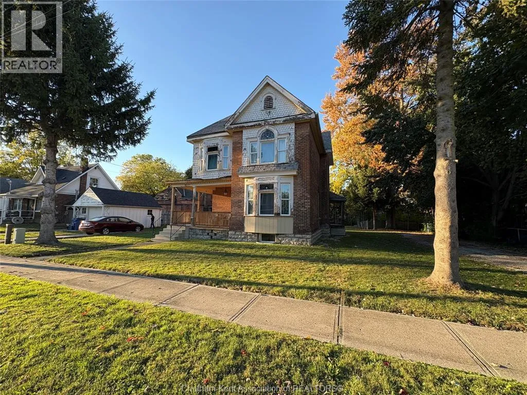 Triplex for rent: 27 & 31 Wade Street, Chatham, Ontario N7M 3T6