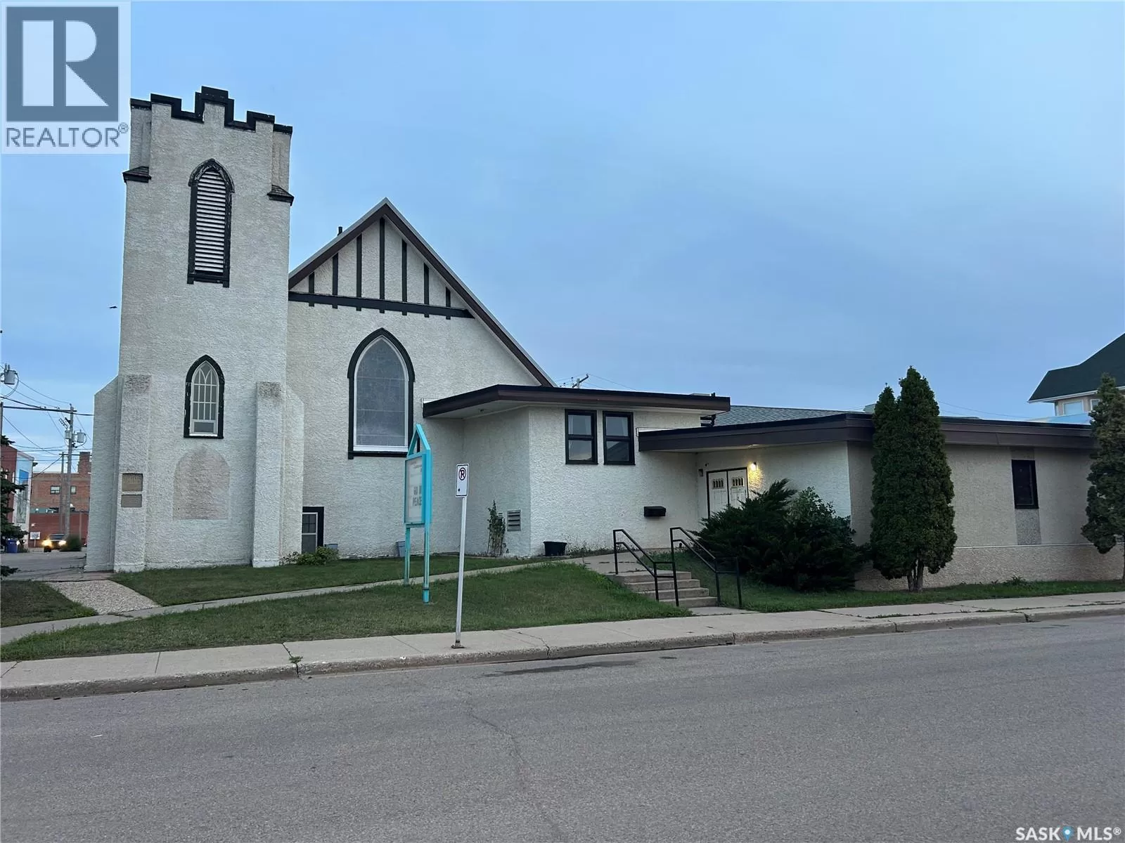 27 Hochelaga Street W, Moose Jaw, Saskatchewan S6H 2E9
