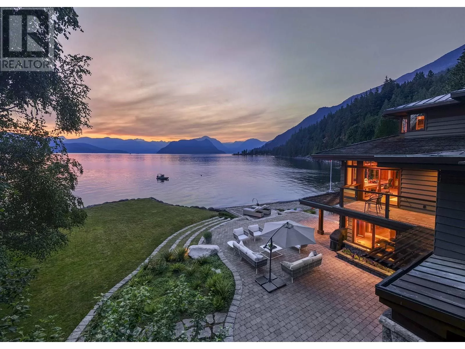 House for rent: 270 Lions Bay Avenue, Lions Bay, British Columbia V0N 2E0